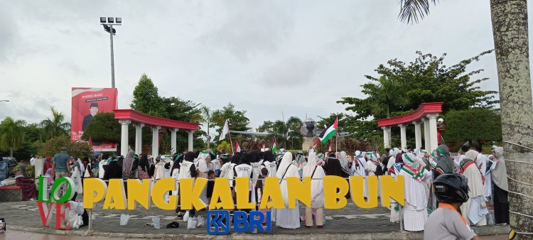 Aksi Damai Bela Palestina Oleh Aliansi Masyarakat KOBAR KALTENG Di Pangkalan Bun