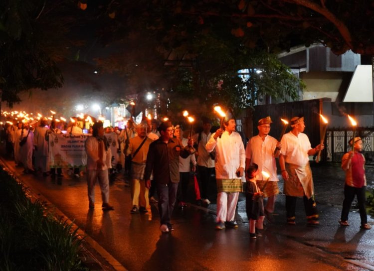Gerimis Tetap Gasspol Semangat Mengikuti Pawai Obor  Menyambut Ramadhan Di Pangkalan Bun