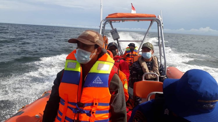 Upaya Tim Sar Gabungan Mencari ABK Cumi 2 Yang Terjatuh Di Laut Jawa